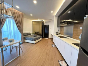 Symphony Tower - Studio, Top Floor, Self Check in, Free Parking, Netflix, High Speed WIFI